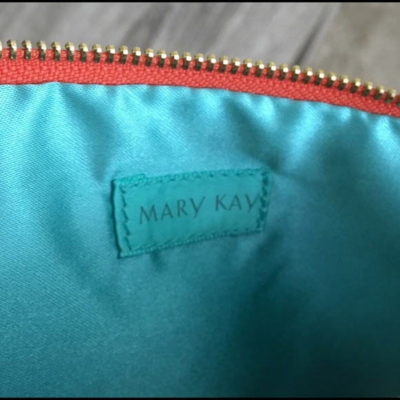 🎉 FREE W/$20 purchase 🎉 MK Cork Inspired Clutch - Picture 3 of 3